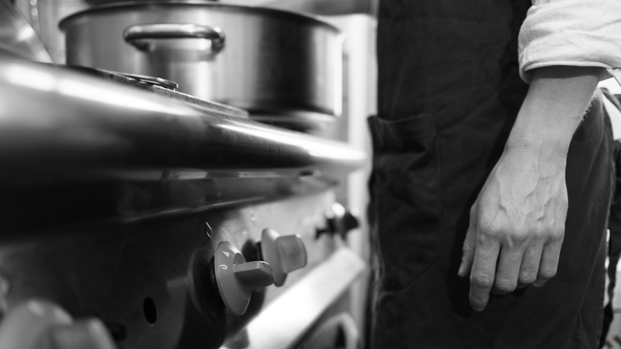 La main | Séverine en cuisine au BaO. | © Gilles Vanderstraeten