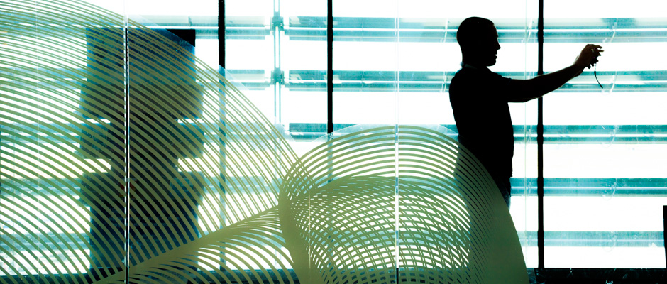 Le photographe | Aéroport de Toulouse-Blagnac.<br />
Hall D. Face au soleil à midi. | © Gilles Vanderstraeten