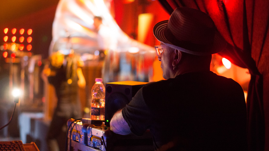 Jazz in Marciac | Sanseverino regarde le concert de Caravan Palace. | © Gilles Vanderstraeten