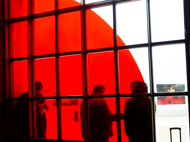 La verrière | Gare de Marseille St Charles, derrière la terrasse. La verrière a été recouverte d'un film rouge. | © Gilles Vanderstraeten