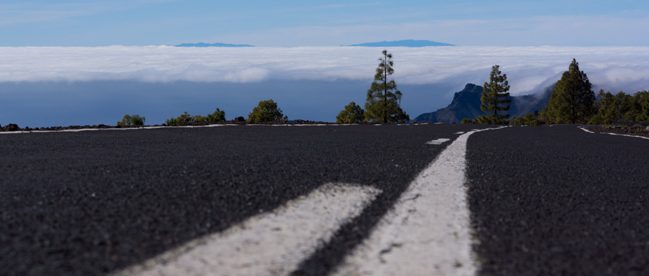 L'île sur la route | Au dessus des nuages, sommets de La Palma aperçus depuis Tenerife. | © Gilles Vanderstraeten