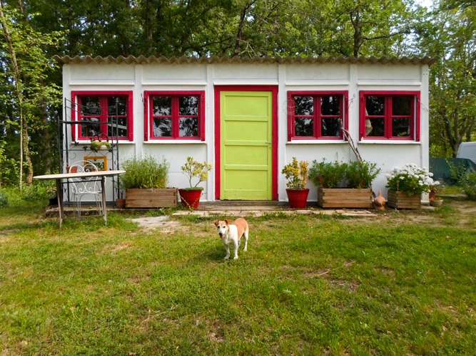 Pimousse devant sa maison | © Gilles Vanderstraeten