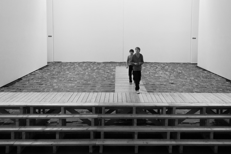 La plage | Musée des abattoirs, FRAC Midi-Pyrénées. Oeuvre : Marulho (le bruit de du ressac) de Cildo Meireles. | © Gilles Vanderstraeten