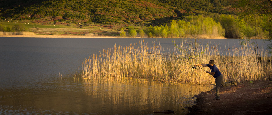 Le pêcheur | Lac du Salagou | © Gilles Vanderstraeten