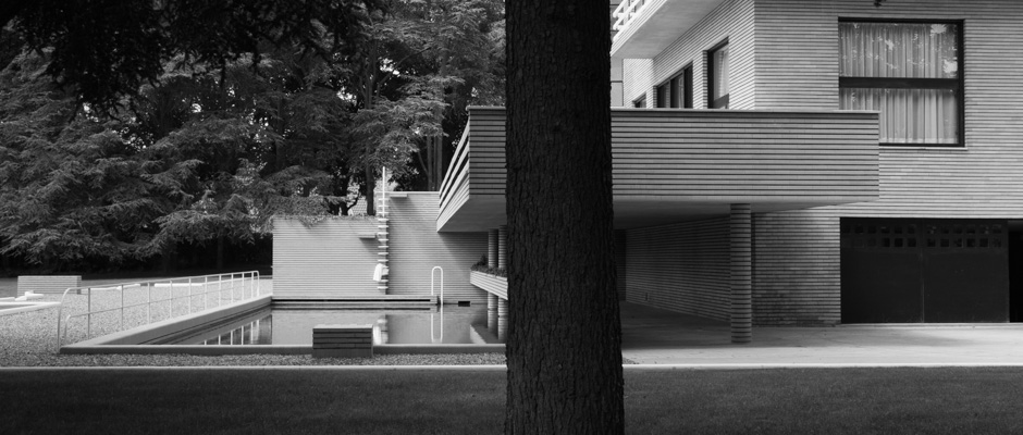 Piscine et garage | Villa Cavrois à Croix. Robert Mallet-Stevens architecte. 60m de long, 1800m2 habitables, 840m2 de terrasses. | © Gilles Vanderstraeten